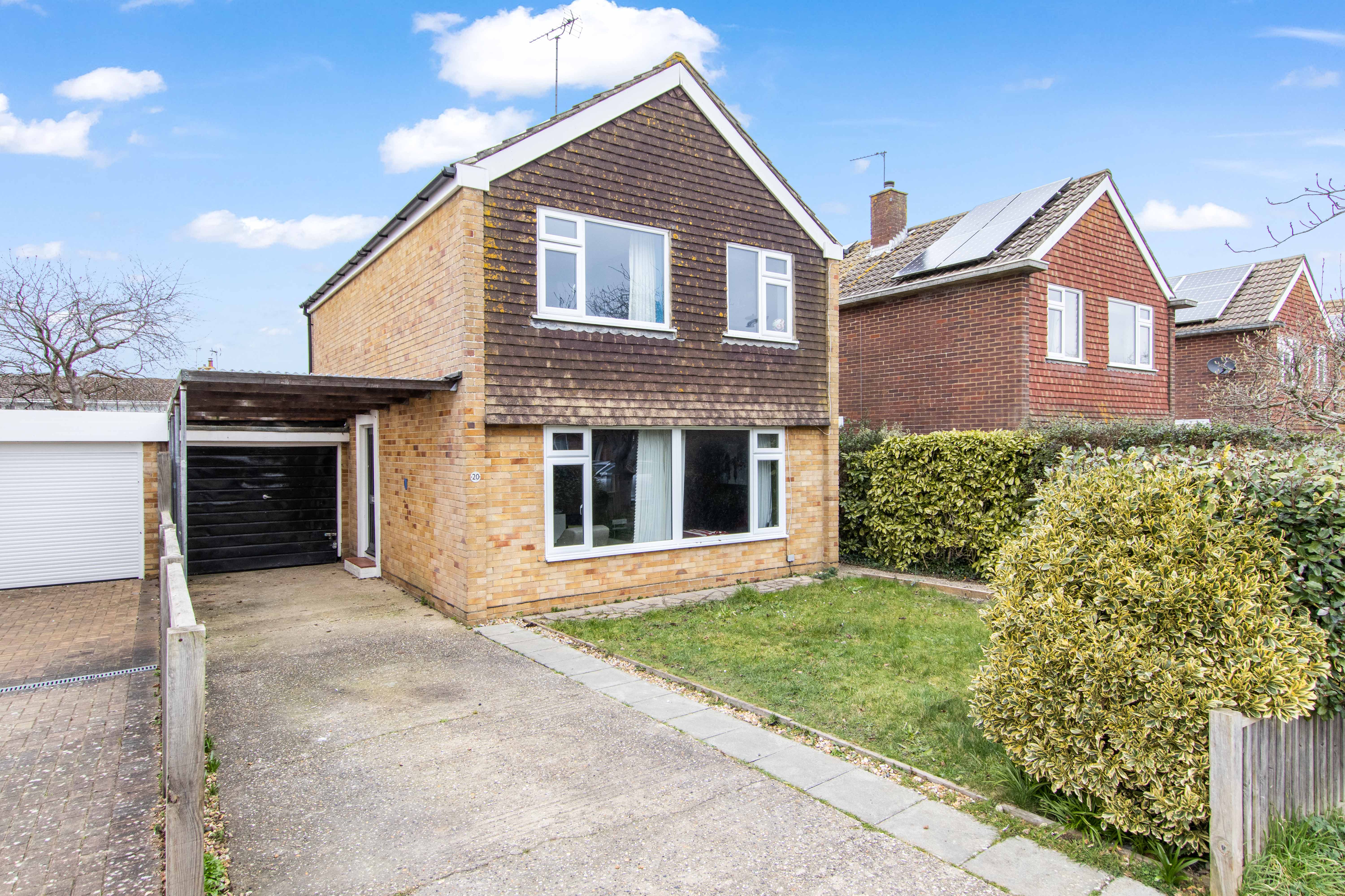 3 bed house for sale in Southfields Close, Chichester - Property Image 1