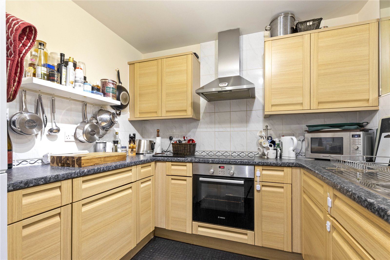 2 bed apartment for sale in Wolfe Close, Chichester  - Property Image 4