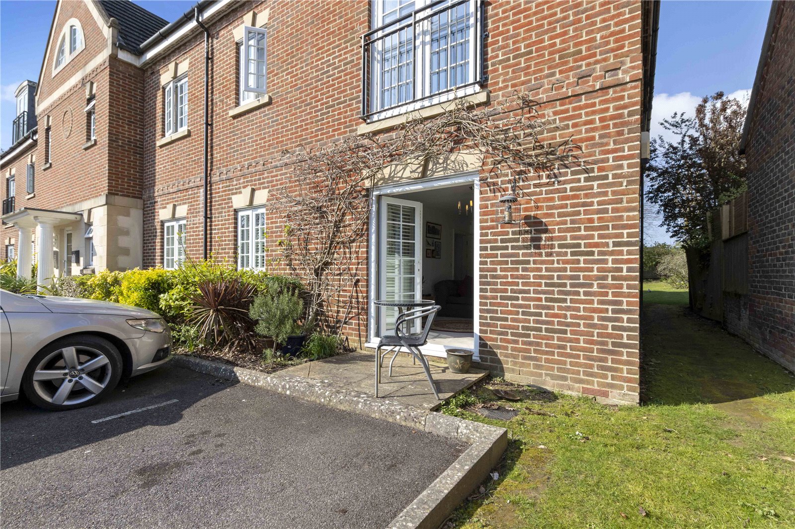 2 bed apartment for sale in Wolfe Close, Chichester  - Property Image 2