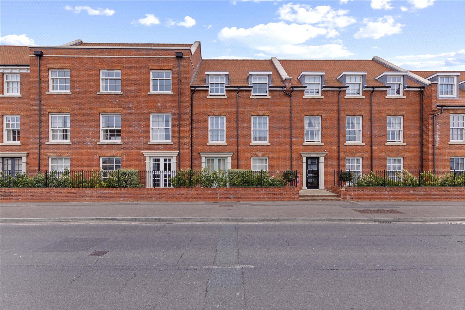 1 bed apartment for sale in The Hornet, Chichester - Property Image 1