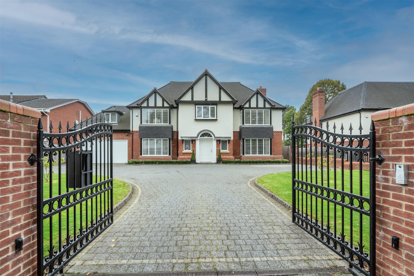 6 bed detached house for sale in Alderbrook Road, Solihull  - Property Image 2