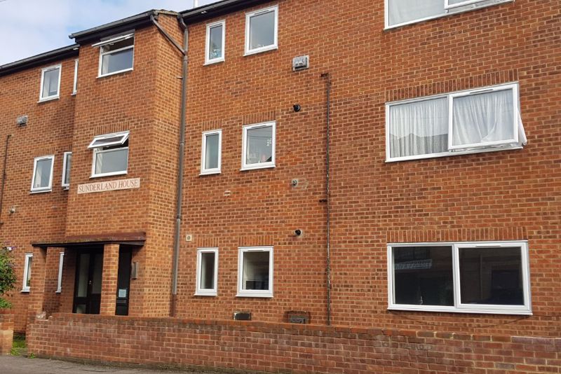 <br/><br/><p><span >AVAILABLE MID SEPTMEBER - Unfurnished ground floor 1 bed flat in an ideal area and quiet street of Gillingham. Also included is a garage!</span><span ><br
/>
<br
/>
<span >The property consists of a good sized double bedroom, bright lounge, fitted kitchen and bathroom. Modern kitchen with oven with gas hob, fridge/freezer & washing machine. White bathroom suite with electric shower over bath. GCH</span><br
/>
<br
/>
<span >Very conveniently located within easy walking distance of the Sports Centre and High Street. Popular block of flats</span><br
/>
<br
/>
<span ><span >Available mid September </span><br/><br/><span >Council Tax Band A<br/><br/></span></span></span><span >** 5 Weeks Rent Deposit **</span></p>