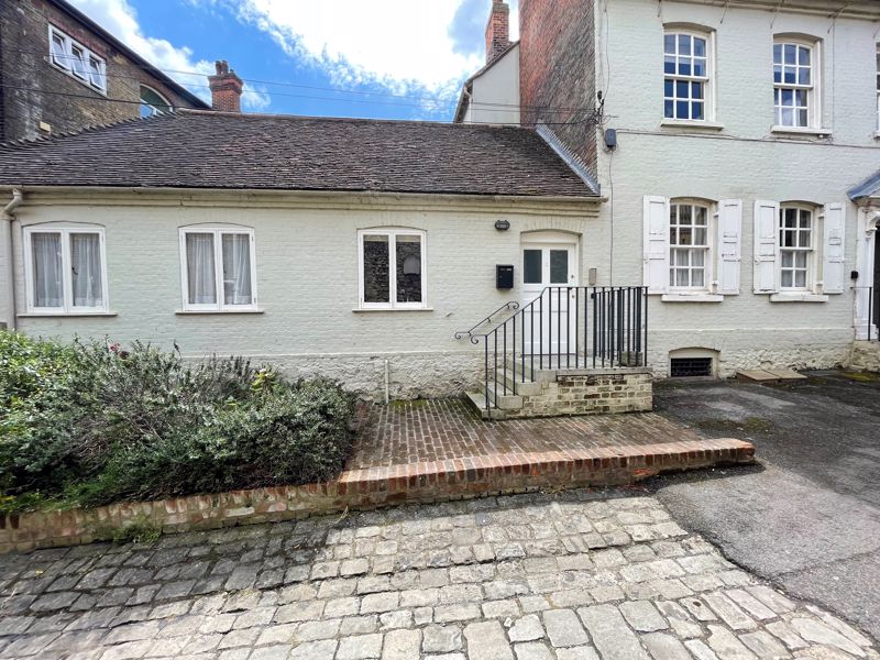 Available Now - A beautiful period property in Cathedral Precinct. <br/><br/>Sweeping staircase leading up to the property, spacious living room with 1 large sash window overlooking the King’s Orchard, double bedroom with built in wardrobe, large bathroom with overhead shower, modern kitchen/diner with electric cooker and washer/dryer. <br/><br/>This unique property is set in the heart of Rochester and is rarely available.  <br/><br/>Available Now!<br/><br/>Early viewing recommended. <br/><br/>*5 Weeks Rent Deposit Required*!<br/><br/>Council Tax Band B<br/><br/>