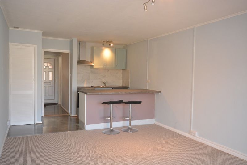 **AVAILABLE END OF MAY**<br/><br/>A third floor studio flat situated in a quiet location within walking distance of the town centre and Maidstone East Station. <br/><br/>The property offers a modern kitchen with washing machine, oven/hob, the kitchen area has a breakfast bar and stools. The living/sleeping area which is carpeted is spacious and is neutrally decorated. The bathroom is recently refurbished and offers an electric shower and bath. <br/><br/>There is double glazing and electric panel heating.<br/><br/>AVAILABLE END OF MAY<br/><br/>Unfurnished <br/><br/>