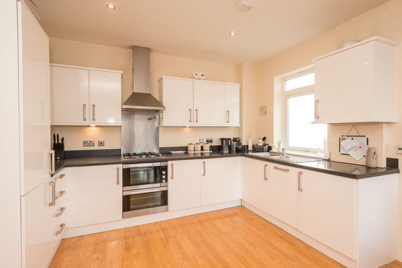 2 bed flat for sale in Brunell Close, Maidstone - Property Image 1