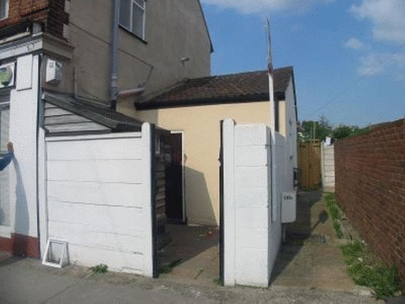 3 bed flat for sale in Canterbury Street, Gillingham - Property Image 1