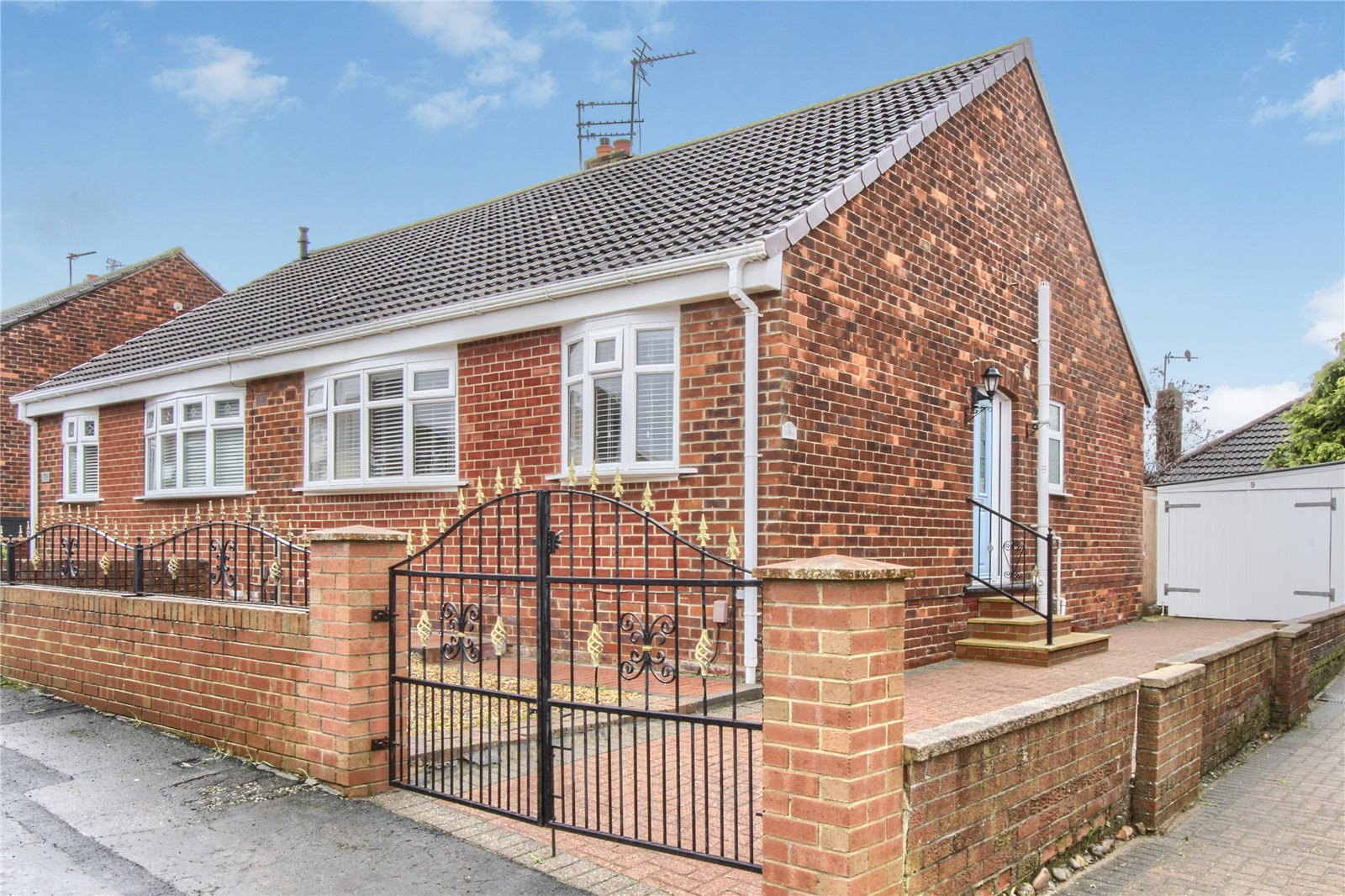 2 bed bungalow for sale in Sunnybank Road, Ormesby - Property Image 1