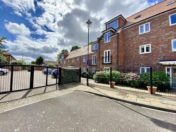 1 bed apartment for sale in Christopher House, Blandford Close - Property Image 1