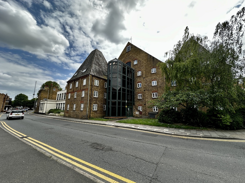 1 bed apartment for sale in Clifton Road, Gravesend  - Property Image 1