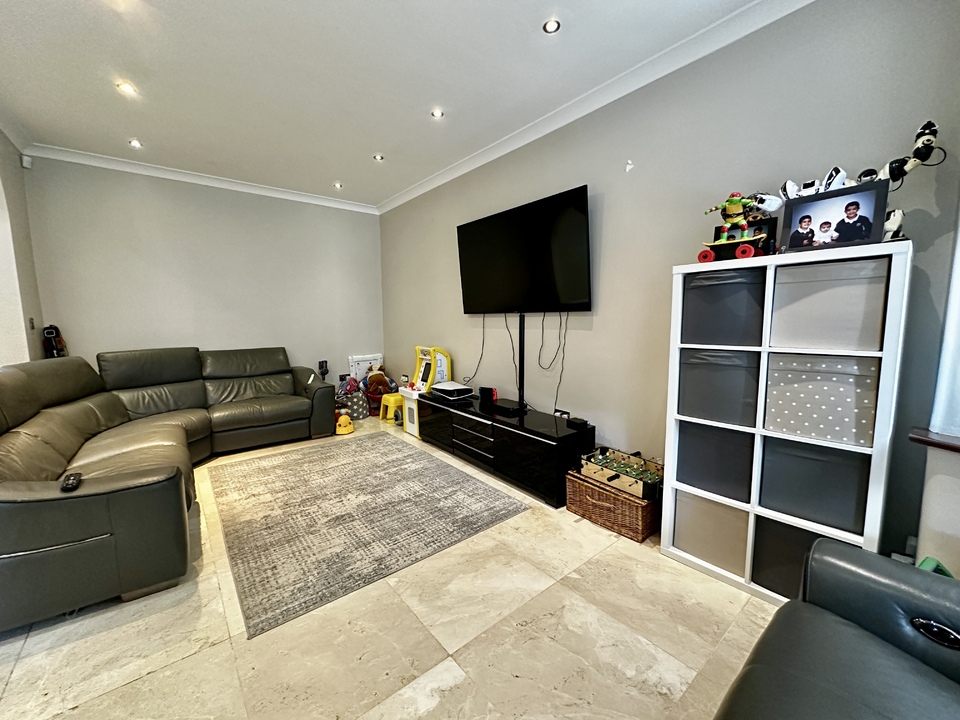 4 bed terraced house to rent in Woodford Avenue, Ilford  - Property Image 4