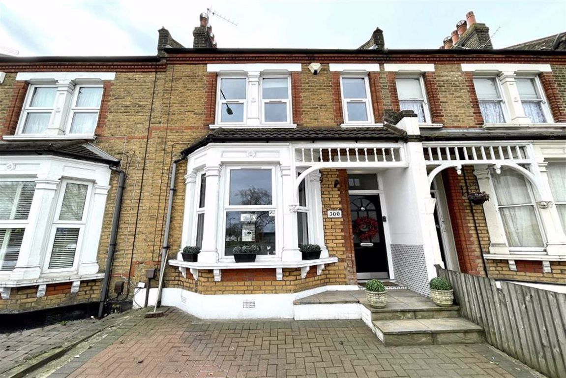 4 bed terraced house for sale in Plumstead Common Road, Plumstead - Property Image 1