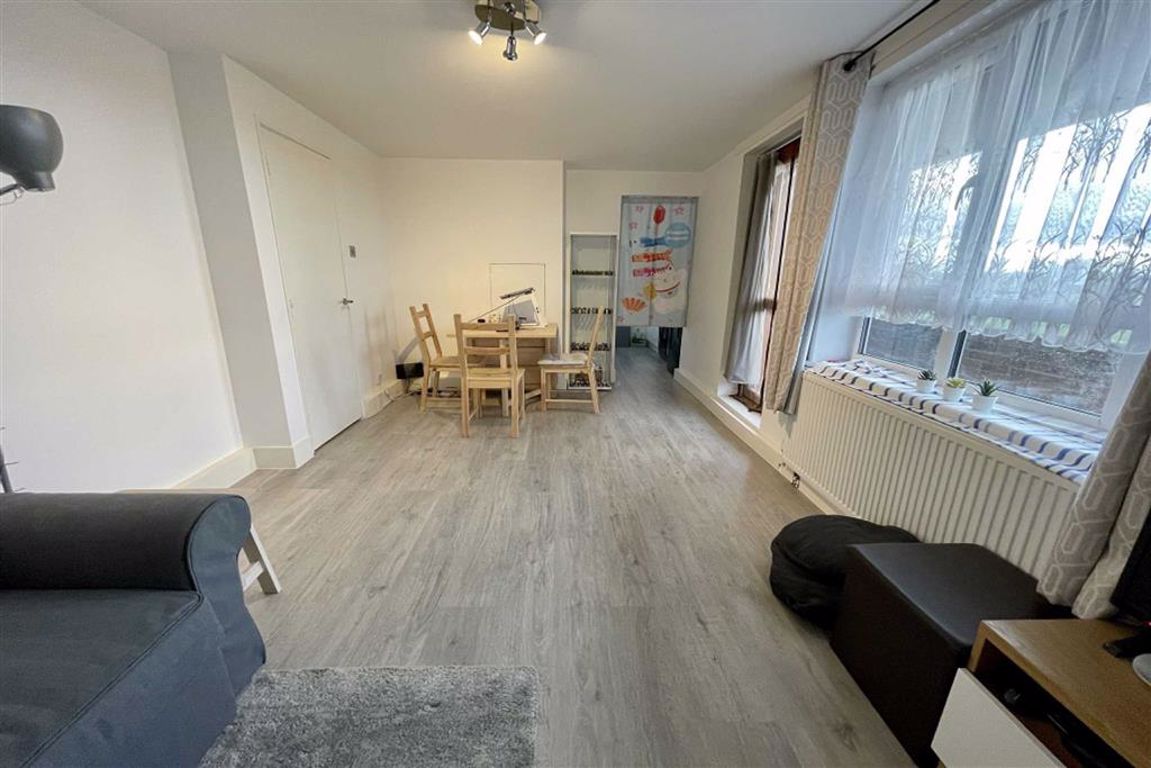1 bed flat for sale in Woolwich Common, Woolwich - Property Image 1