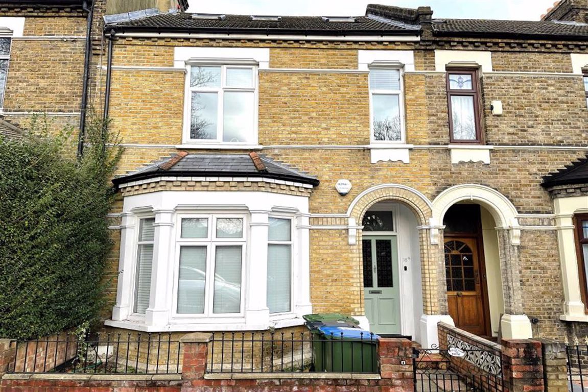 3 bed flat for sale in St. Margarets Grove, Plumstead - Property Image 1