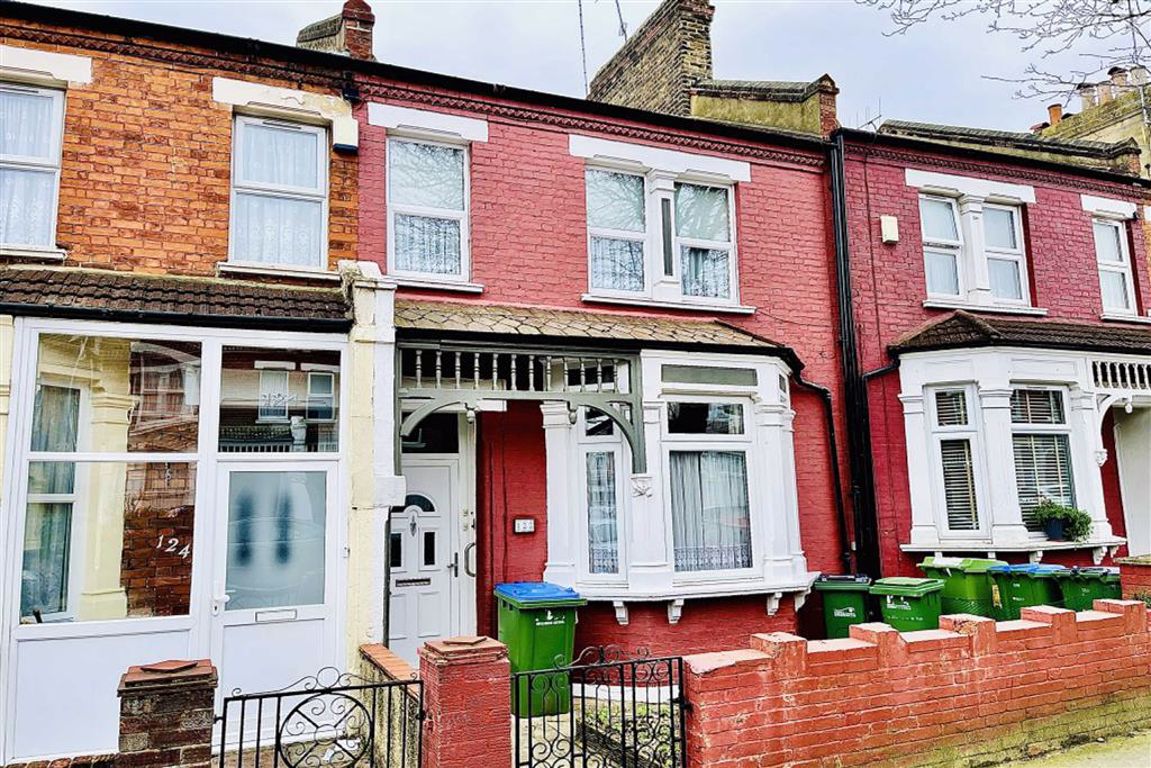 3 bed terraced house for sale in Macoma Road, Plumstead - Property Image 1