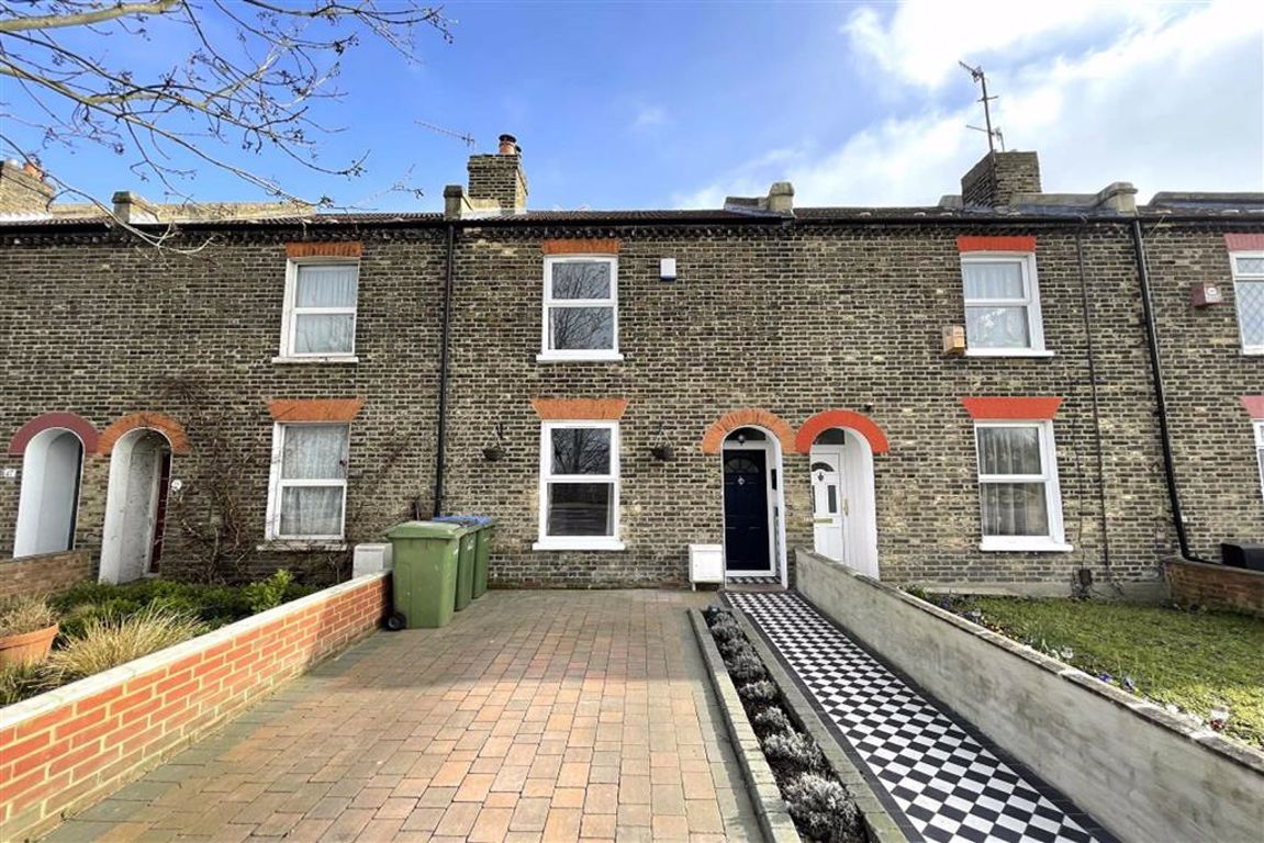 3 bed terraced house for sale in The Slade, Plumstead  - Property Image 1