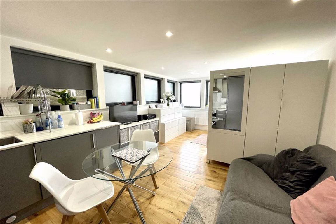1 bed studio flat for sale in Plumstead High Street, Plumstead - Property Image 1