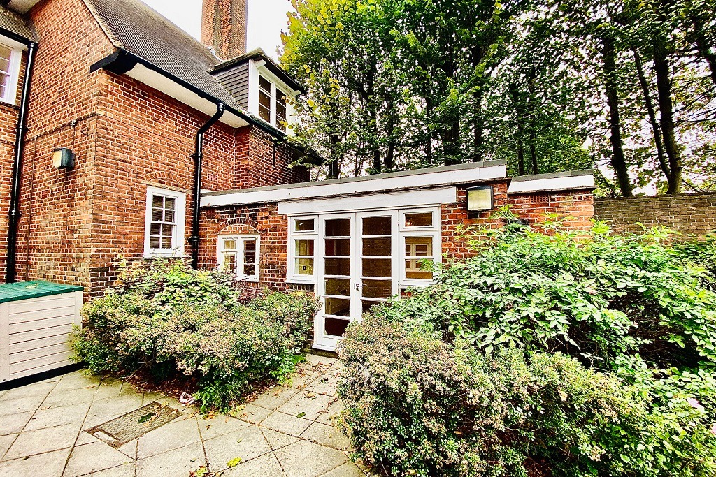 A unique and unfurnished three bedroomed split level cottage to let by Beaumont Gibbs. This property is within a gated development and is also Grade ll listed, forming part of what was 'The Old Fire Station' in the Shooters Hill slopes area.