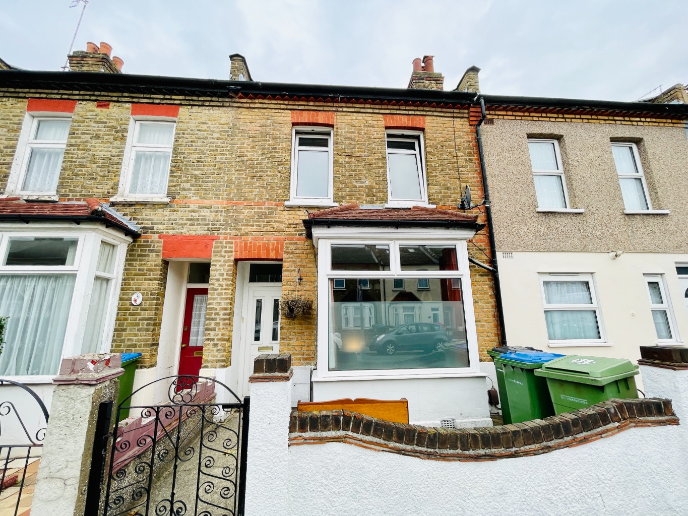 Situated just off of Plumstead Common, with a selection of shops close by on The Slade and bus routes on hand . Benefits include various original features, including cast iron fireplaces  and various period doors and cornicing