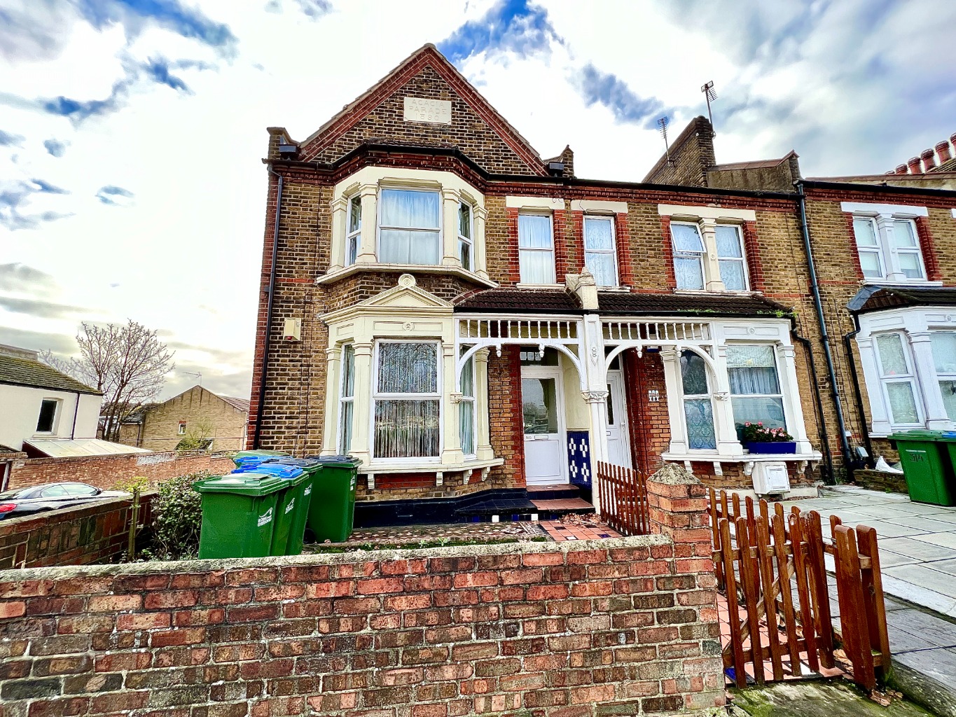 Beaumont Gibbs are offering for rent this very spacious one bedroomed ground floor maisonette to let on Plumstead Common Road. The property is available at the end of January and comes part furnished. See video for full details on what furnishing will be staying.