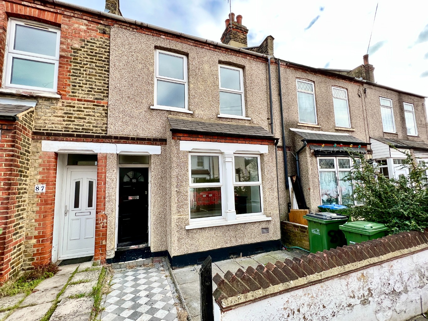 Beaumont Gibbs are offering for sale this three bedroomed Victorian terrace house for sale in Swingate lane Plumstead. Offered with immediate vacant possession, we hold keys for viewings.
