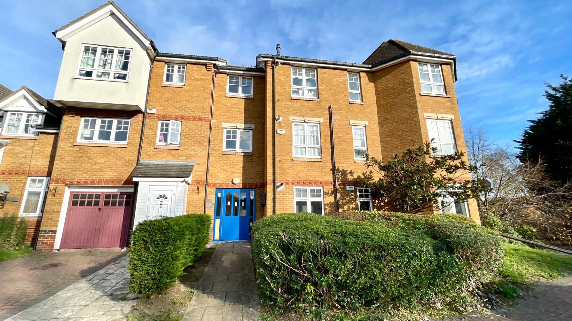 Beaumont Gibbs are pleased to offer for sale this two bedroom first floor flat. The property has many benefits, which include allocated parking, access to a private communal garden, lift service, gas central heating and double glazing.