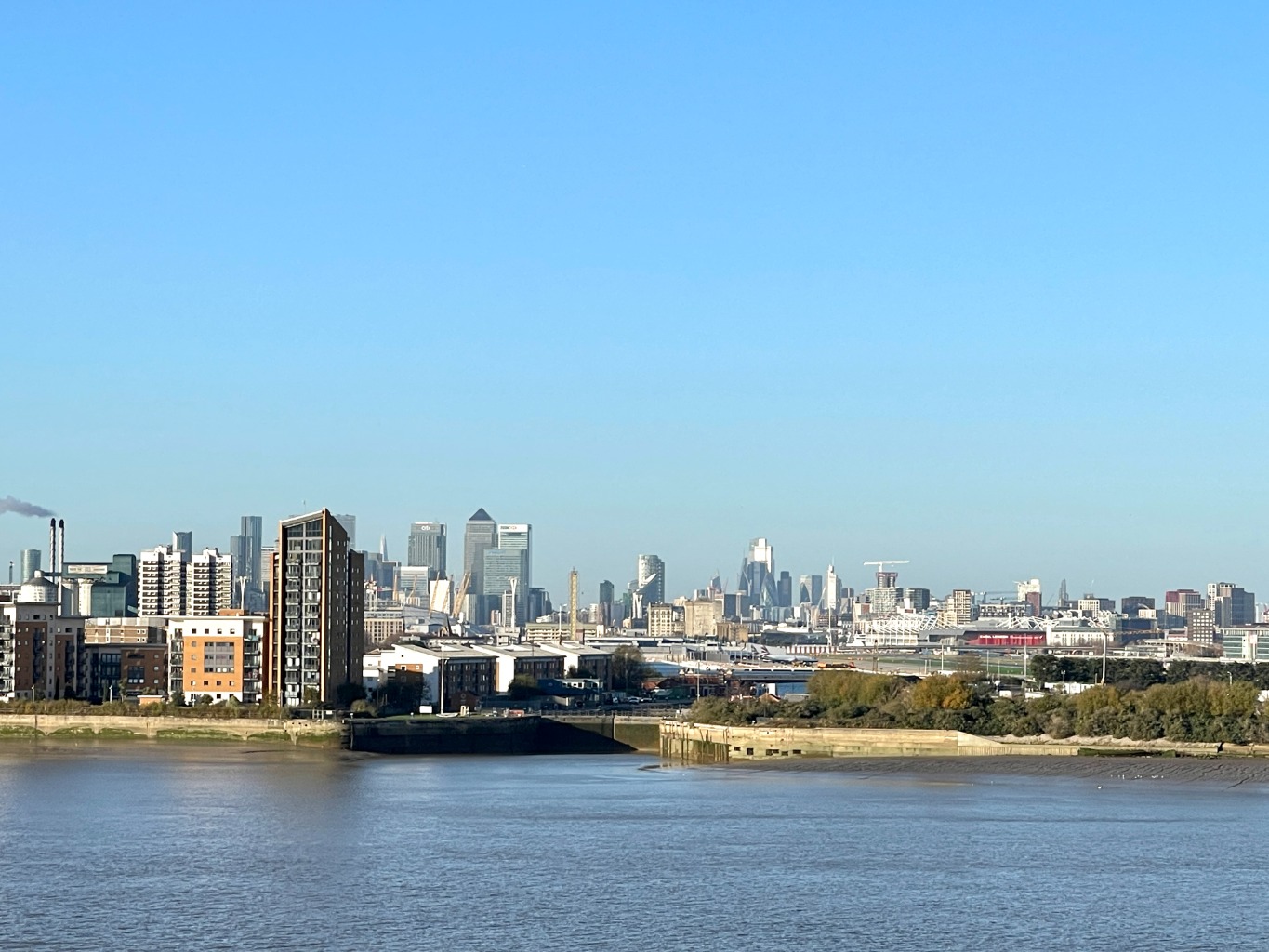 Beaumont Gibbs are offering this stunning penthouse flat for rent on an unfurnished basis. Situated on the river front in West Thamesmead and right next to the Thames path, which leads you into Woolwich & Greenwich.