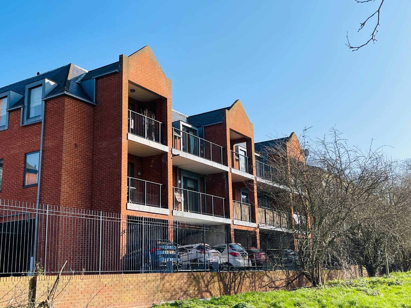 Beaumont Gibbs are offering for sale this lovely two double bedroomed first floor purpose built flat for sale in a gated development. Situated on the Woolwich & Eltham borders, this property is offered in excellent decorative condition.