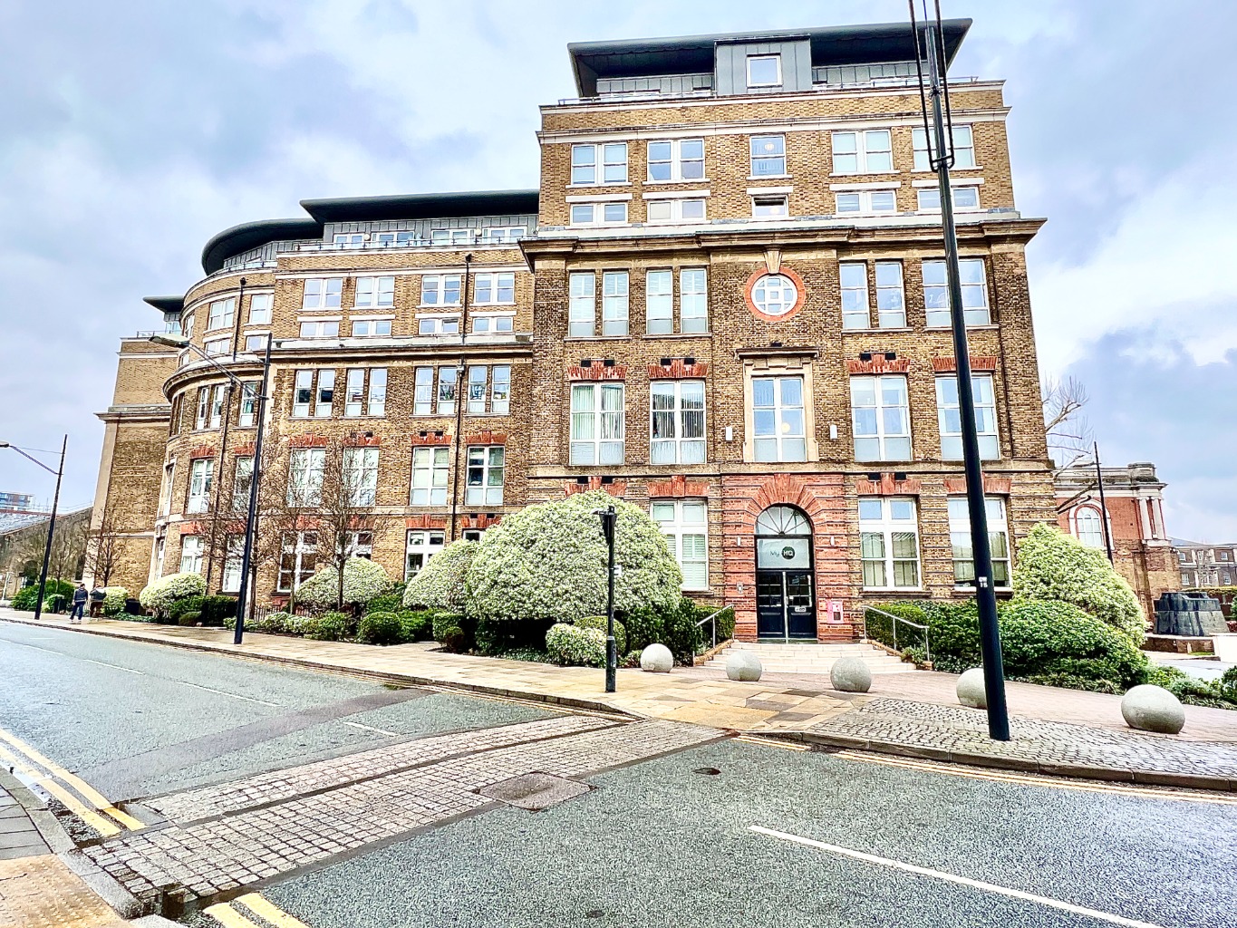 Offered with immediate vacant possession, Beaumont Gibbs are offering this lovely two double bedroomed second floor duplex apartment for sale in Building 22, Cadogan Road. Offering spacious accommodation, within this stunning development by Berkeley Homes and situated conveniently to local amenities