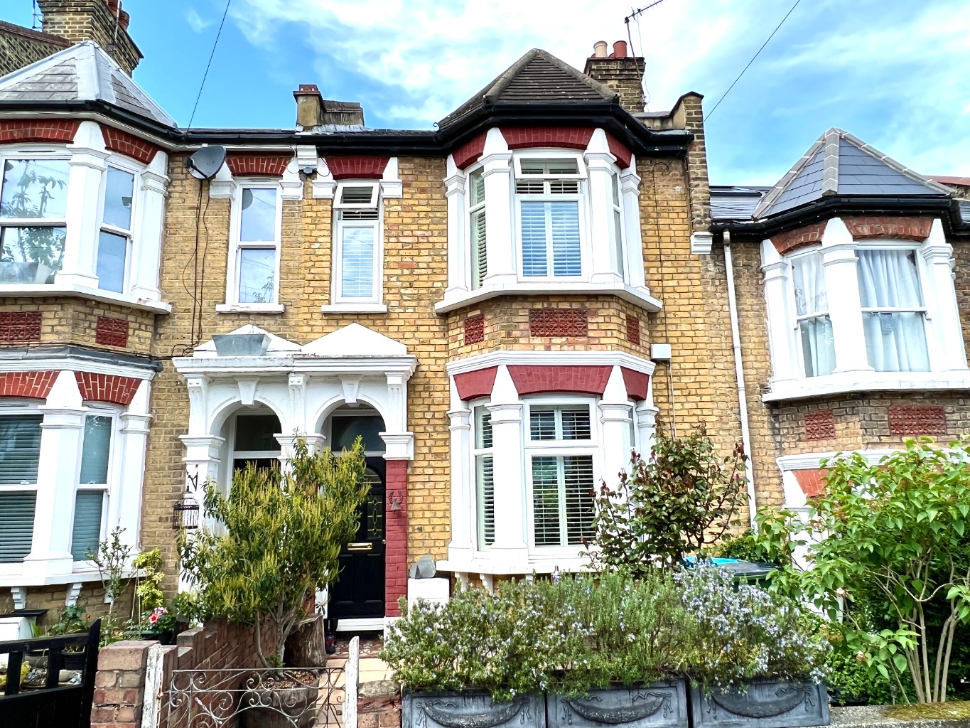 Available from the beginning of July, Beaumont Gibbs are delighted to offer this stunning three double bedroomed Victorian terrace house to let. The house comes partly furnished, with the main bedroom coming fully furnished and the kitchen complete with the white goods remaining.