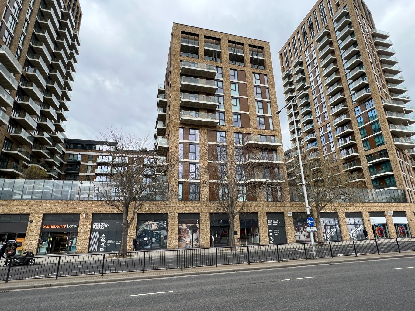 Beaumont Gibbs are delighted to offer this stunning one bedroom 4th floor balcony apartment for sale. The property forms part of the Royal Arsenal Riverside development, with its landscaped grounds which are full of the rich history of this beautiful site.