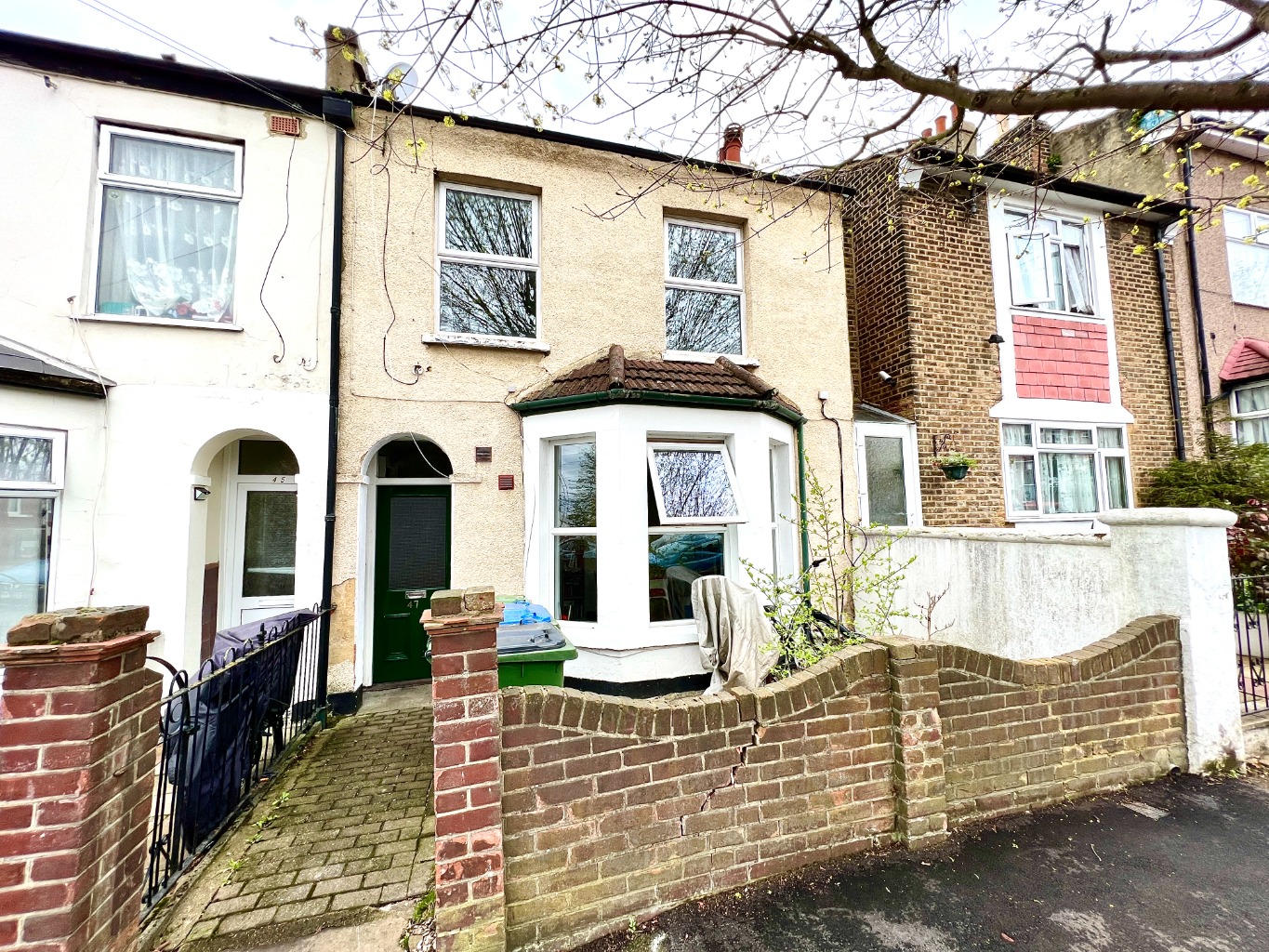 Beaumont Gibbs are delighted to offer this lovely two bedroomed ground floor Victorian conversion flat for sale. The property is situated in a 'No Through Road' and is offered with no forward chain.