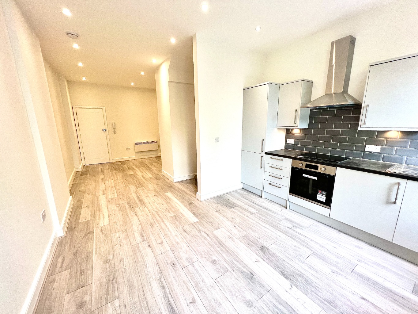 A stunning two bedroomed first floor split level flat to rent on Sidcup Road Eltham. These properties are brand new and offer a high specification throughout.