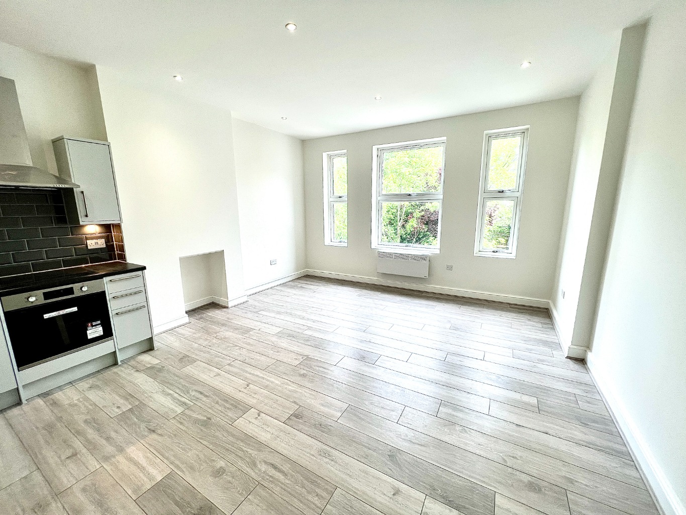 A stunning two bedroomed first floor flat to rent on Sidcup Road Eltham. These properties are brand new and offer a high specification throughout.