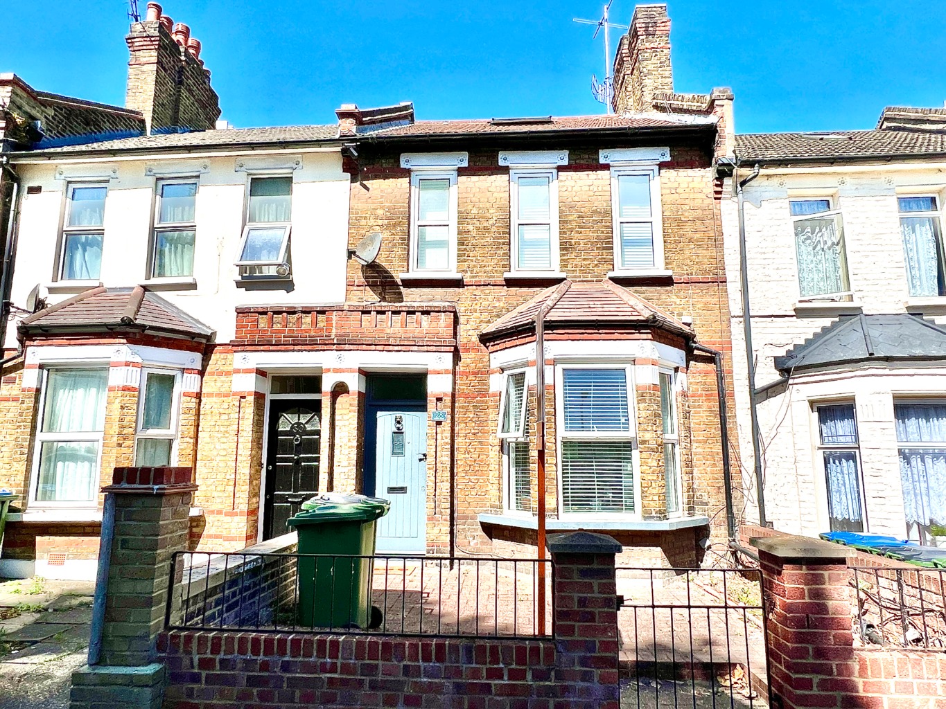 A very spacious four bedroomed , three bathroom terrace house to let, in Griffin Road, Plumstead. The property is very conveniently located, as Plumstead mainline station is only a few hundred meters away, with local bus links and shops close at hand.