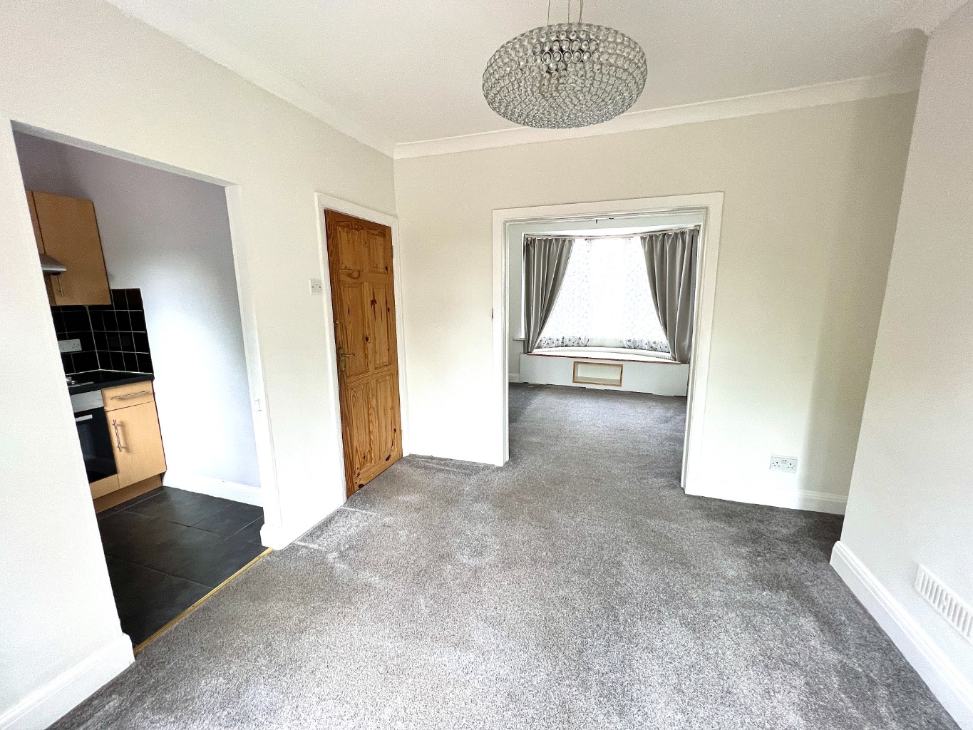 A lovely three bedroom terrace house is being offered to let by Beaumont Gibbs in Plumstead.  Situated in a very popular and residential road in the Shooters Hill slopes, the property is unfurnished apart from some white goods in the kitchen.