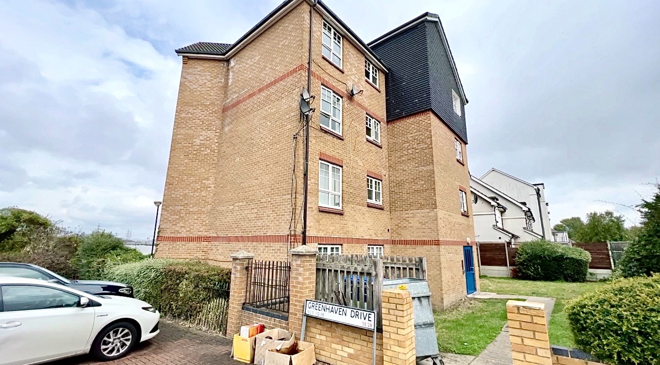 Beaumont Gibbs are  offering a fantastic investment opportunity in this two bedroomed second floor riverside flat for sale. The property is to be sold with tenants in situ and is marketed at £30,000 the open market price for this reason.