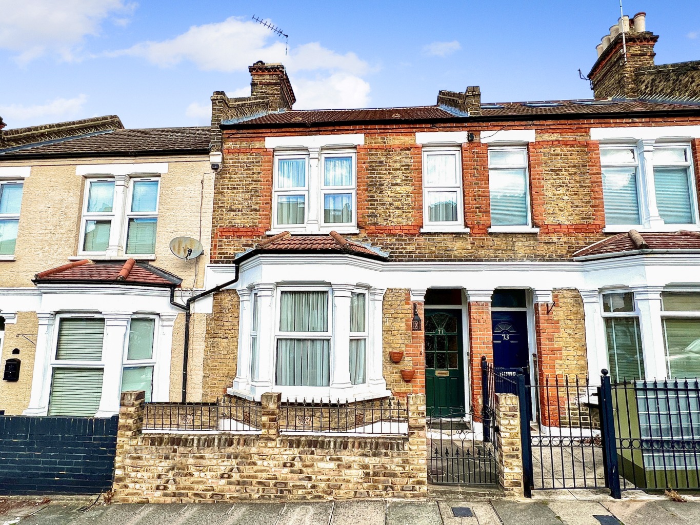 A spacious three double bedroomed Victorian mid terrace house for sale with stunning views of London is being offered for sale by Beaumont Gibbs.  This lovely home will make a fabulous family house, as there are spacious rooms throughout the whole property.