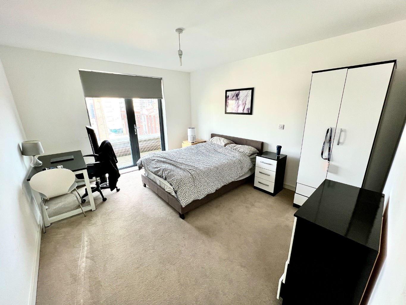 Beaumont Gibbs are offering this very spacious one bedroomed 4th floor balcony flat for rent in the centre of Woolwich, London, SE18. The flat comes fully furnished and benefits from having a lift service, secure bike lock up and being close by to all local transportation.