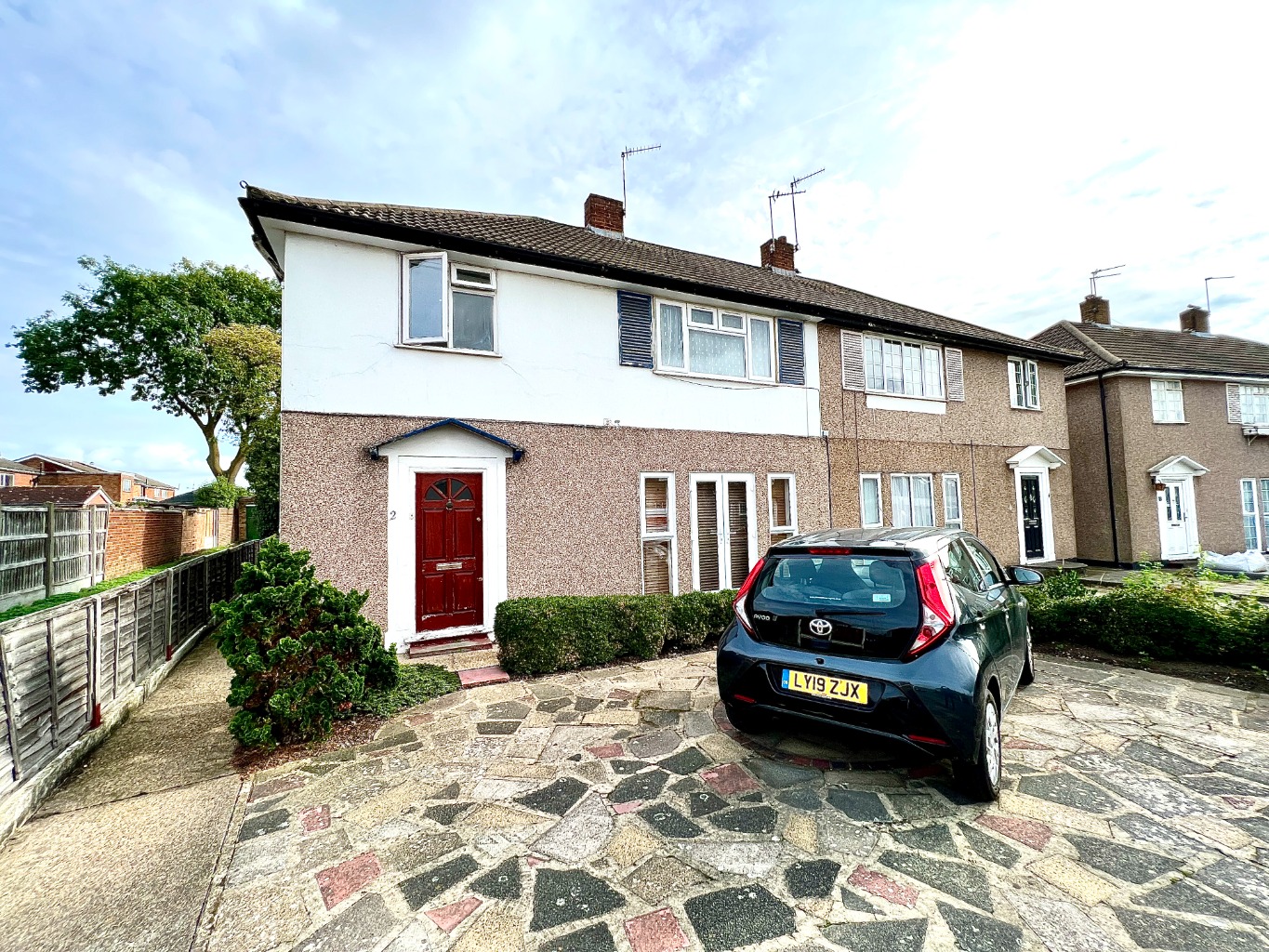 Offered with no forward chain, Beaumont Gibbs are offering for sale this two bedroomed first floor purpose built maisonette. Situated in a cul-de-sac location, approximately half to three quarters of a mile from Bexleyheath mainline station and will local bus routes and shops close at hand.