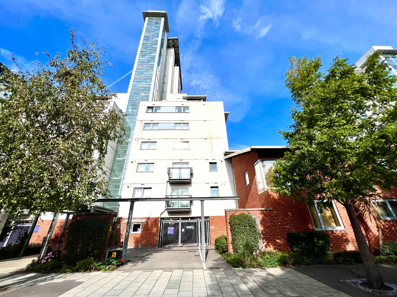 Beaumont Gibbs are delighted to offer this superb one bedroomed raised ground floor flat offered to let in Erebus Drive, West Thamesmead. The property comes fully furnished and benefits from having direct river views, allocated car parking, fitted kitchen, modern bathroom suite and concierge.