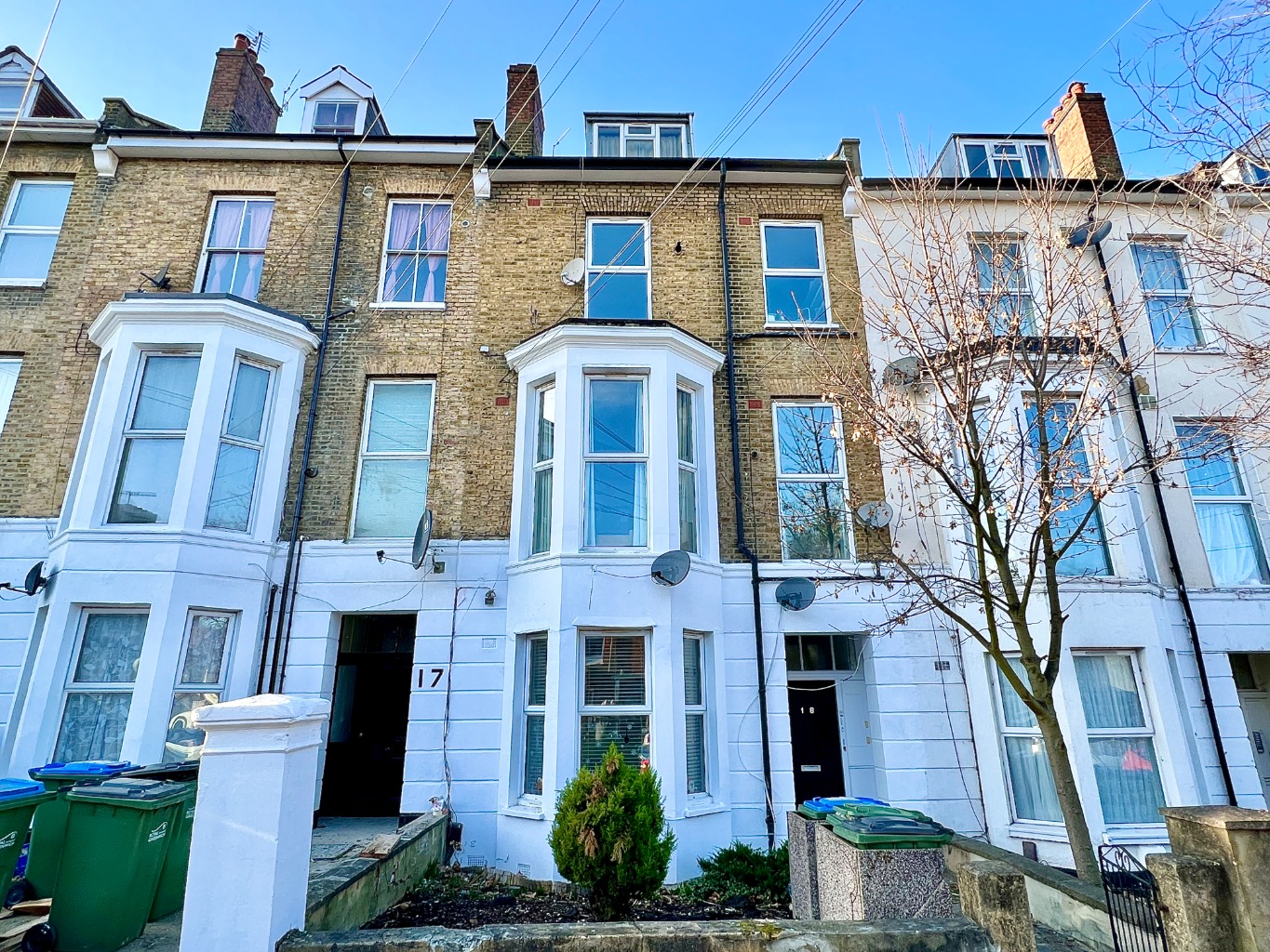 Beaumont Gibbs are offering for sale this lovely two bedroomed first floor Victorian conversion flat for sale. The flat is situated in a very popular and residential road, close by to local amenities.