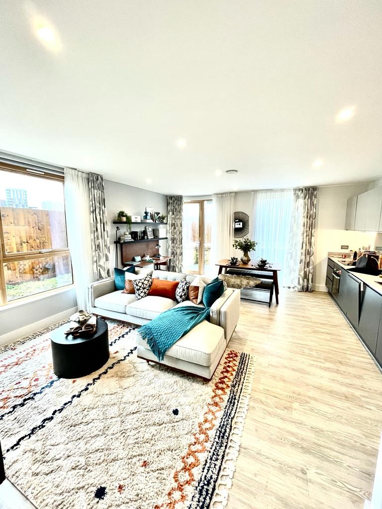 2 bed flat for sale in Overton Road, London - Property Image 1