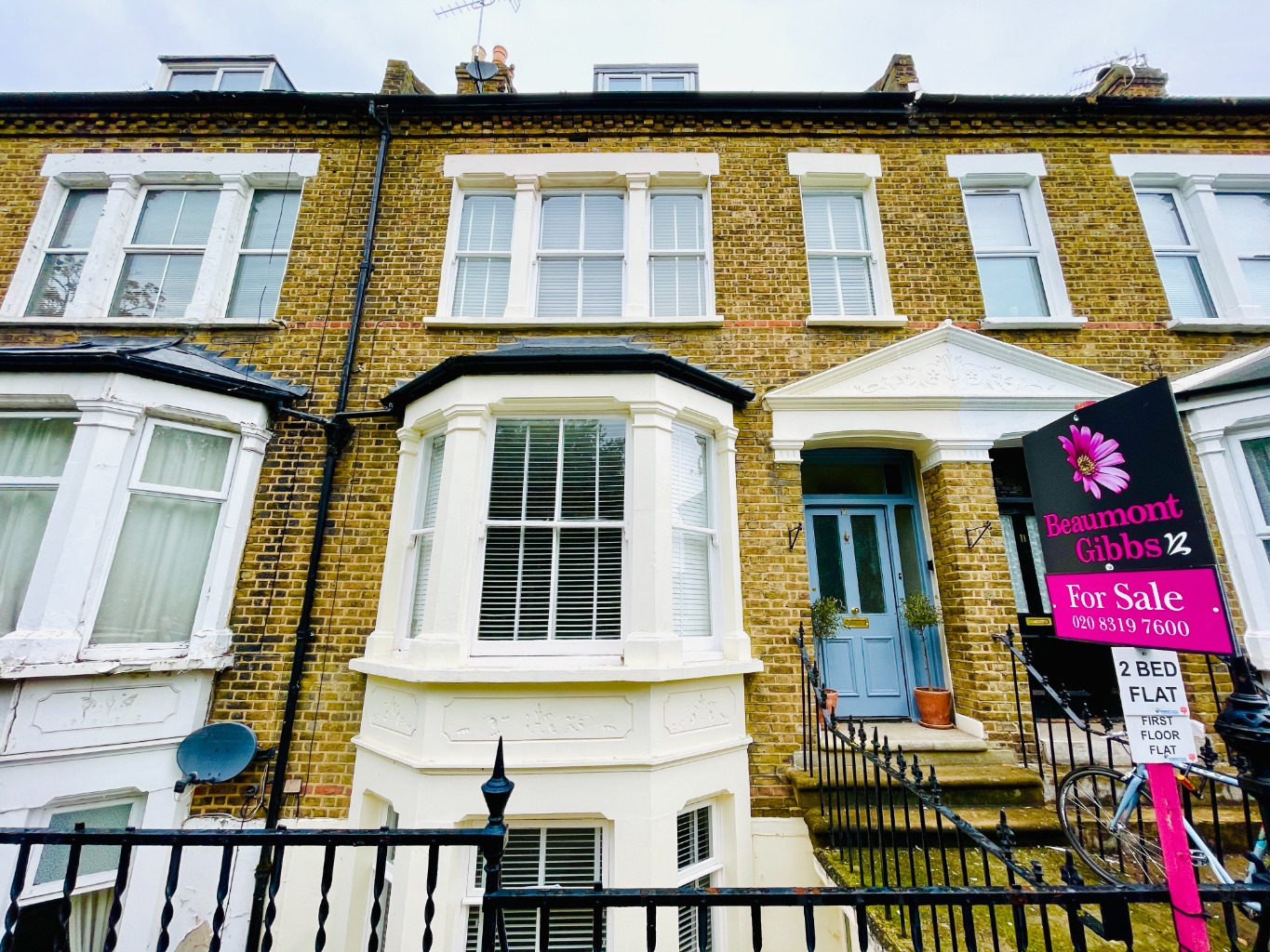 Beaumont Gibbs are offering for sale this beautiful two double bedroom split level Victorian conversion flat for sale. The property is in a lovely location opposite parkland and close to local amenities as well. The flat is being offered with immediate vacant possession.