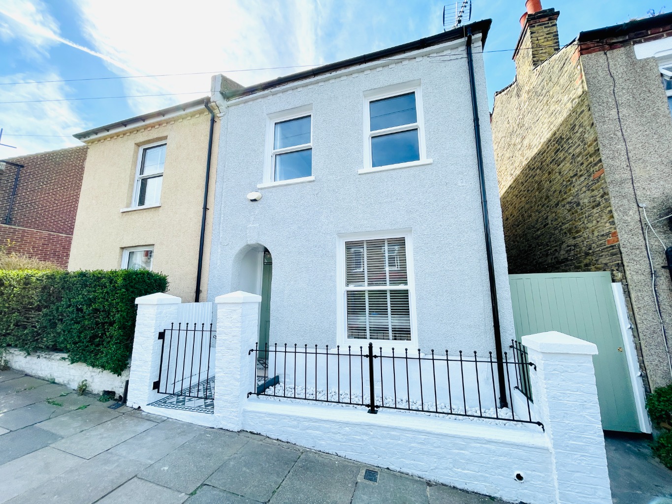 The property is located close to Winn’s Common and positioned approximately just over half a mile from Plumstead mainline railway station and 1.2 miles to Woolwich Arsenal DLR, overground line and forth coming Crossrail.