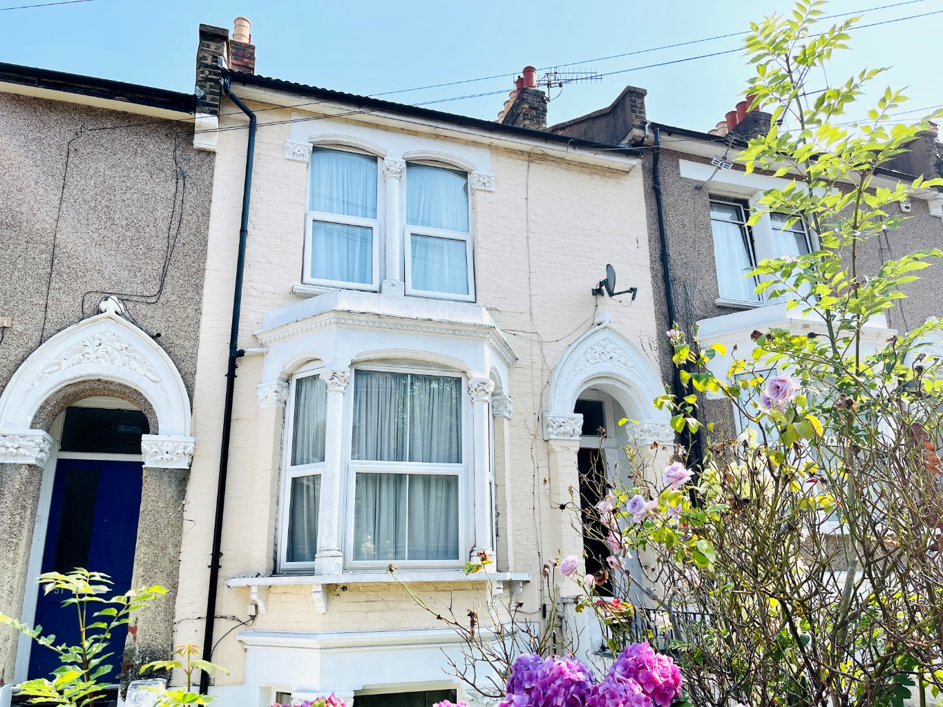 * FOUR BEDROOMED SPLIT LEVEL MAISONETTE * TWO RECEPTION ROOMS * GROUND FLOOR WET ROOM * FIRST FLOOR SHOWER ROOM * BONUS LOFT ROOM * OWN PRIVATE ENTRANCE * OWN PRIVATE GARDEN * BRAND NEW 999 YEAR LEASE * SHOOTERS HILL SLOPES LOCATION * SEE VIDEO WALKTHROUGH TOUR * GAS CENTRAL HEATING * PARTLY DOUBLE
