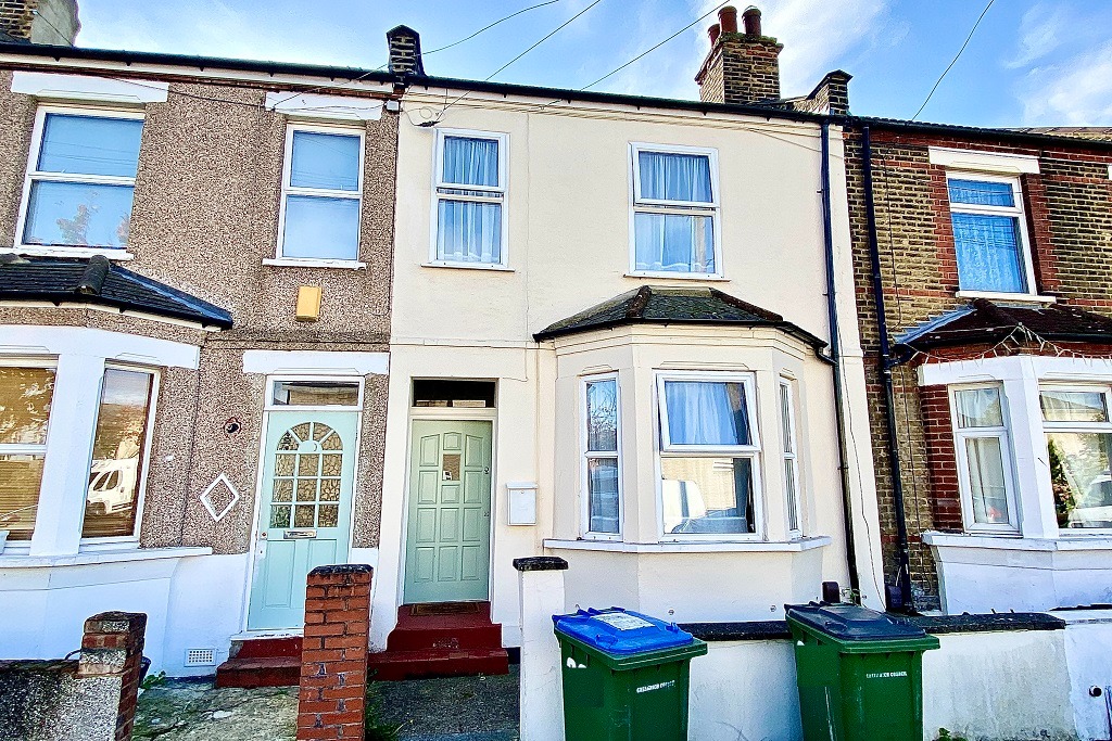 The property is approximately quarter of a mile from Plumstead High Street and one mile from Abbey Wood and Plumstead mainline railway stations. No pets or smokers.