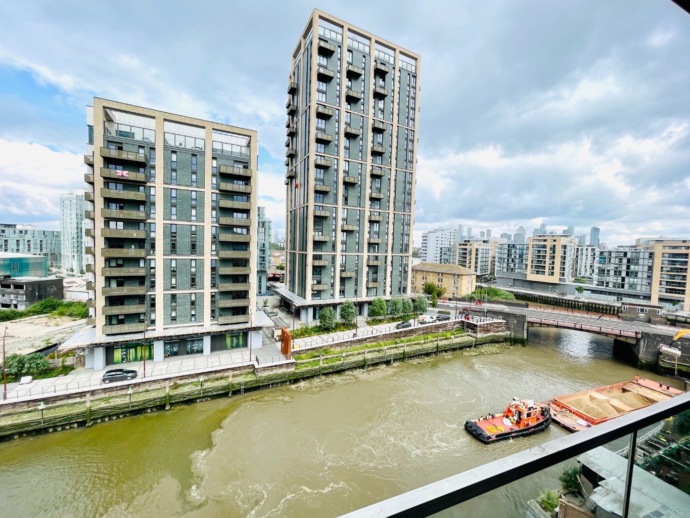 * SEE VIDEO WALKTHROUGH TOUR * ONE  BEDROOM *SEVENTH FLOOR * OWN PRIVATE BALCONY * LIFT SERVICE * MODERN BATHROOM * STUNNING CREEK VIEWS * AVAILABLE FOR IMMEDIATE OCCUPANCY *  UNDER A QUARTER OF A MILE FROM CUTTY SARK & GREENWICH DLR STATIONS *