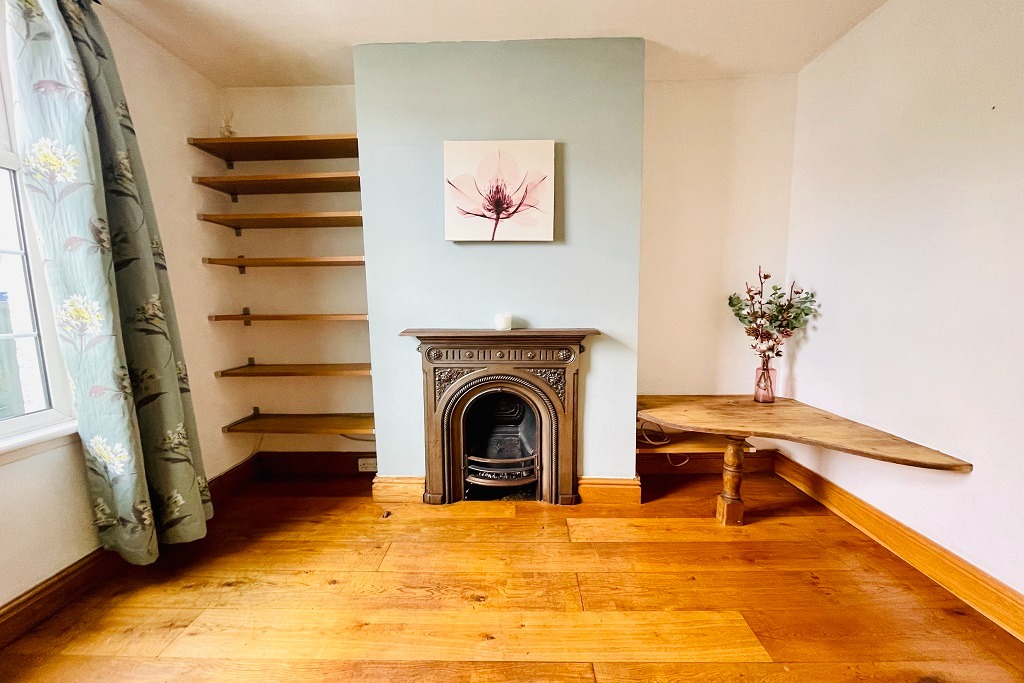 * QUAINT VICTORIAN COTTAGE *TWO BEDROOMS, ONE DOUBLE & ONE SINGLE* MODERN FITTED KITCHEN * BEAUTIFUL BATHROOM WITH ROLL TOP BATH * WOOD BURNING FIRE TO DINING ROOM * TWO RECEPTION ROOMS * SEE VIDEO WALKTHROUGH TOUR *