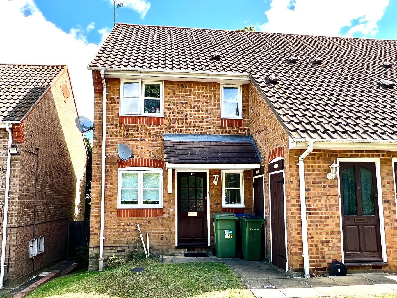 Beaumont Gibbs are delighted to offer this modern and  unfurnished one bedroomed ground floor maisonette to let.  Situated in a cul-de-sac location, the property is very nicely presented internally, with a modern fitted kitchen, which comes with a washing machine, fridge/freezer and an electric oven