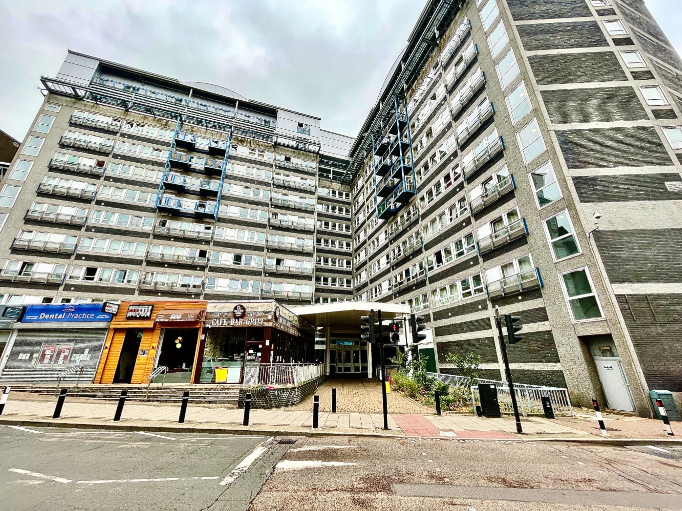 The property is situated in Woolwich town centre, so has excellent transportation links on your doorstep, with the DLR and mainline railway station on